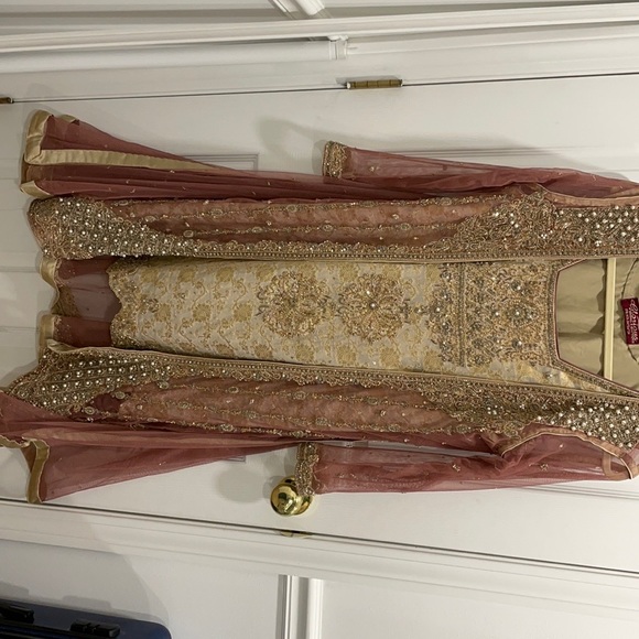 PAKISTANI WEDDING WEAR DESIGNER OUTFIT - Picture 6 of 8